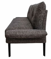 Seitenansicht einer modernen, gepolsterten Bank mit dunklem Stoffbezug und schwarzen Metallbeinen.