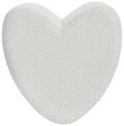 Herzförmiger, weißer Hocker mit weicher, texturierter Oberfläche, Ansicht von oben.