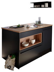 Moderne Kücheninsel mit schwarzem Korpus und Holzarbeitsplatte, seitliche Perspektive. Integriertes Regal mit weißen Schalen und dekorativen Elementen auf der Arbeitsfläche.