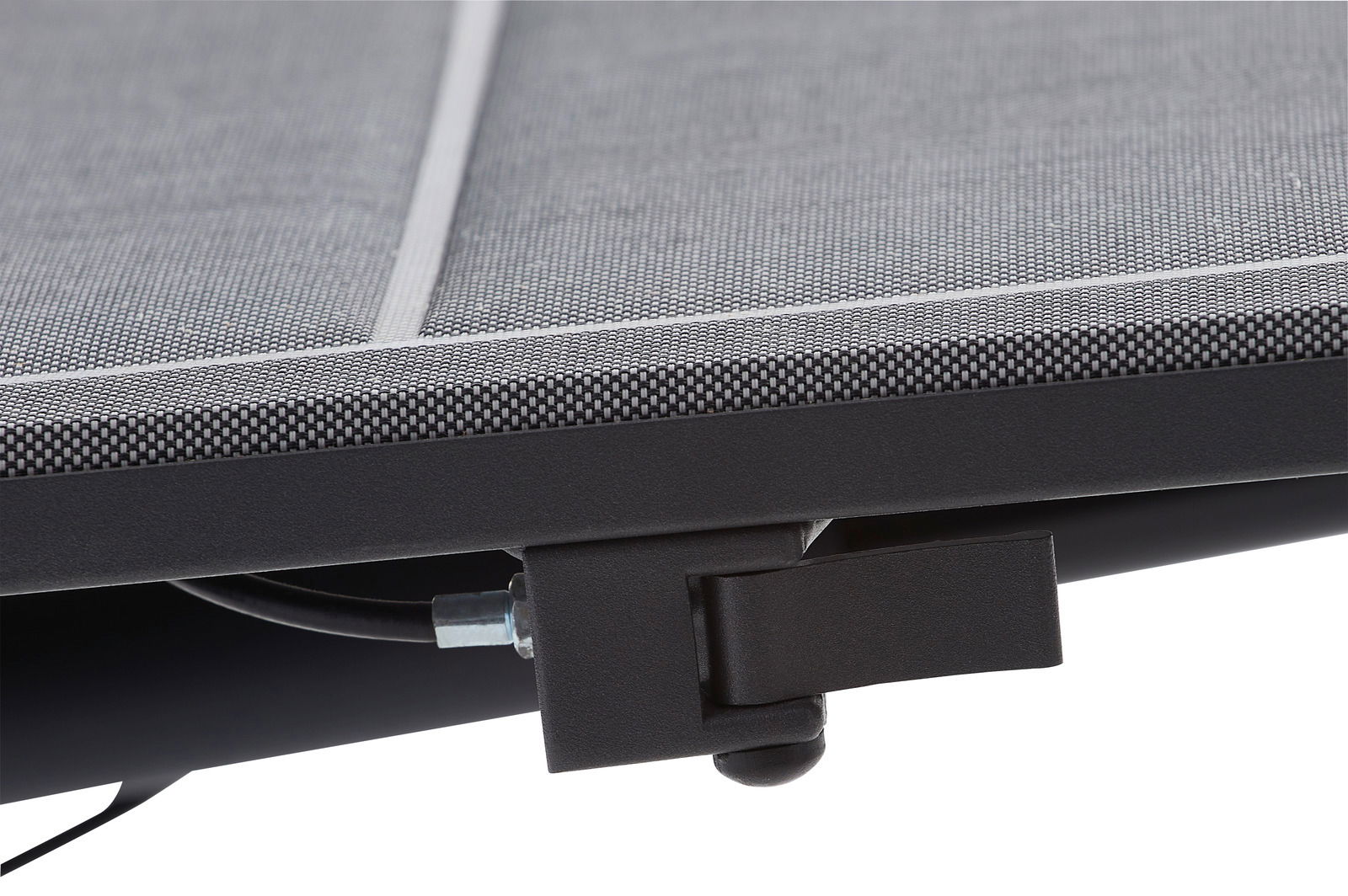 Nahaufnahme eines Gartensessels mit grauem, strukturiertem Stoffbezug und schwarzem Metallrahmen, seitliche Perspektive.