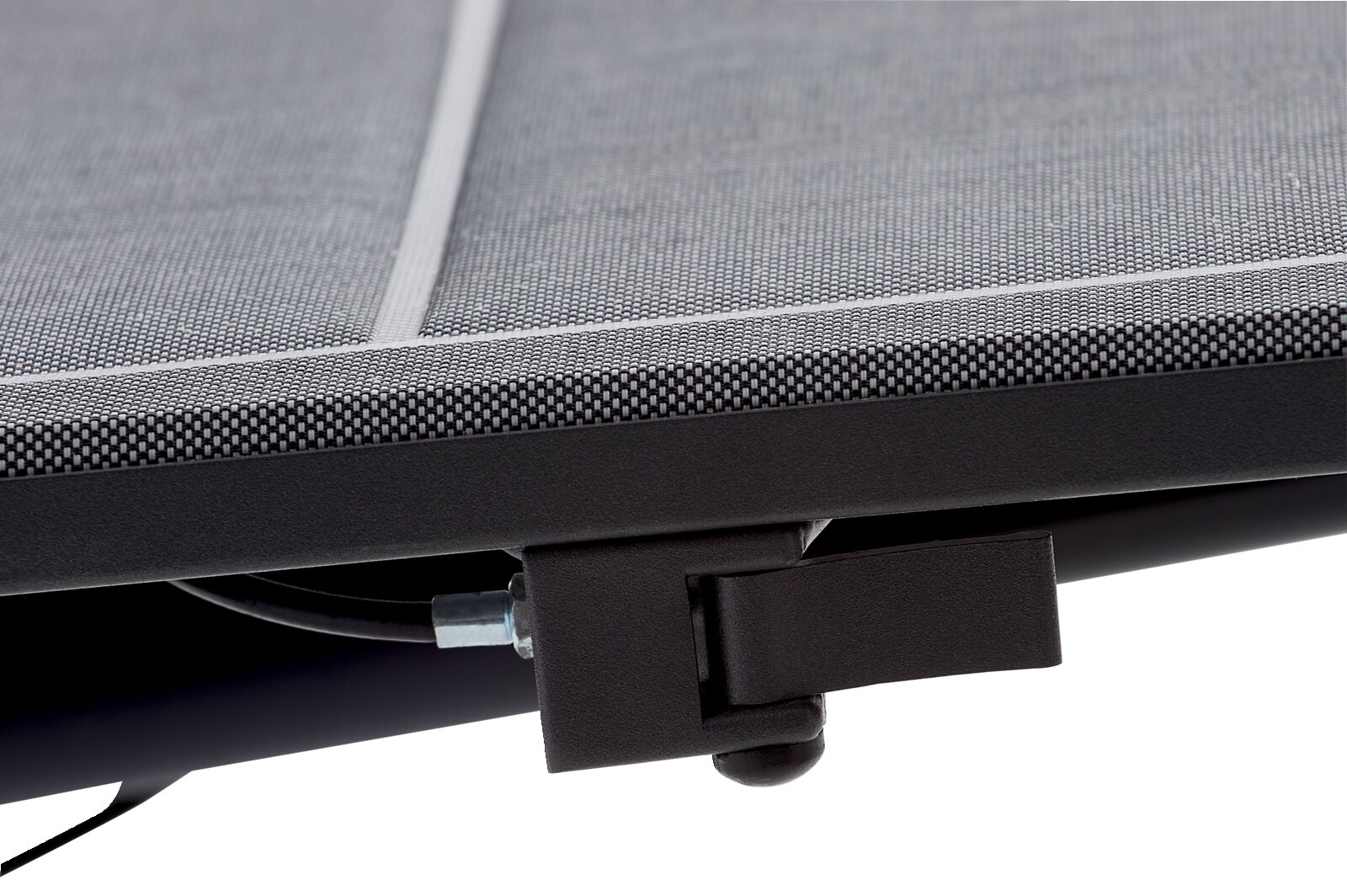 Close-up van een tuinstoel met een grijze, gestructureerde stoffen bekleding en een zwart metalen frame, gezien vanaf de zijkant.