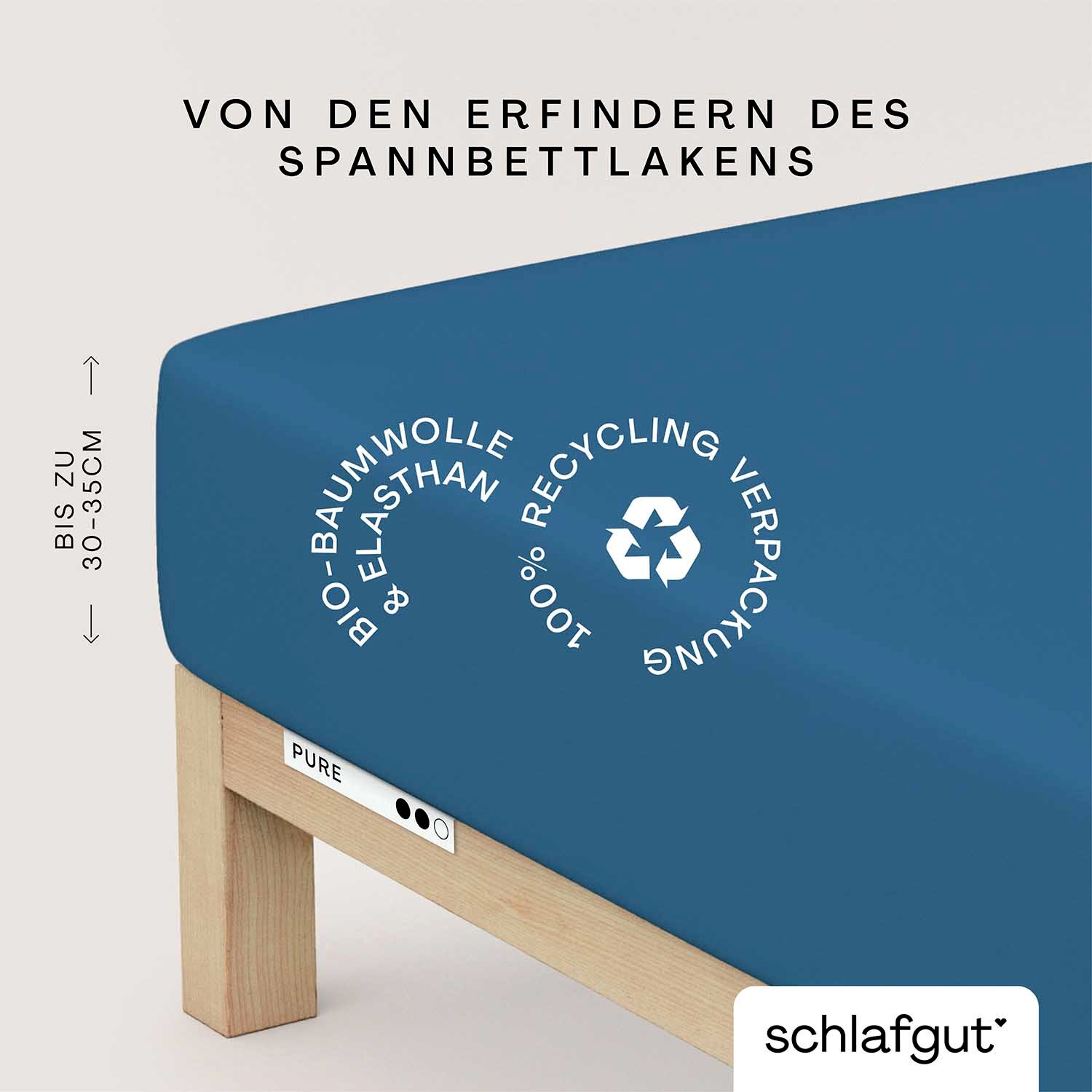 Blaues Spannbettlaken aus Bio-Baumwolle und Elasthan, geeignet für Matratzen bis zu 30-35 cm Höhe, mit Recycling-Verpackung, seitliche Perspektive.