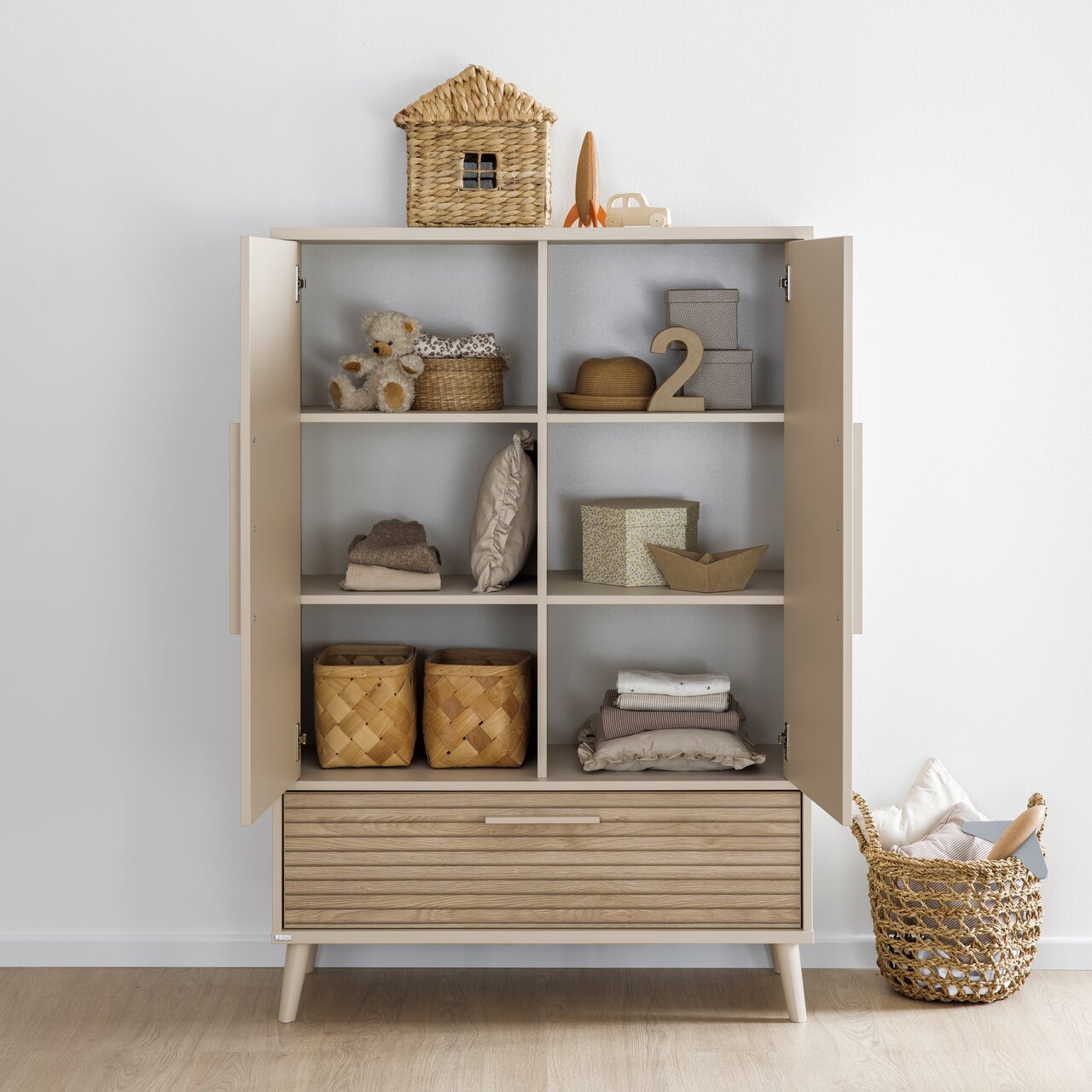 Moderner Kleiderschrank mit zwei offenen Türen, gefüllt mit Körben und Dekorationen, aus frontaler Perspektive.