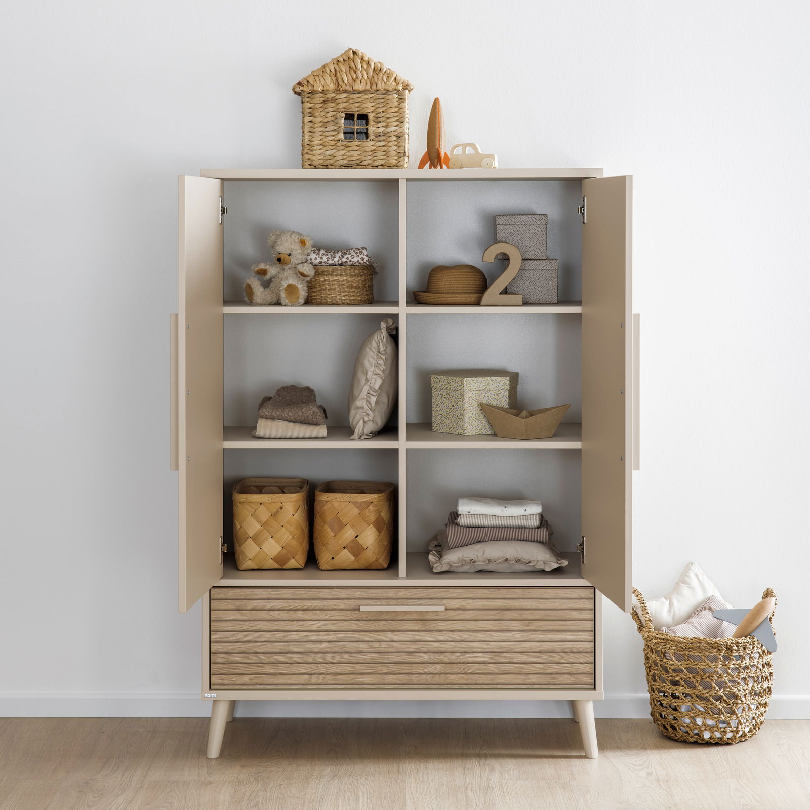 Moderner Kleiderschrank mit zwei offenen Türen, gefüllt mit Körben und Dekorationen, aus frontaler Perspektive.