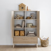 Moderner Kleiderschrank mit zwei offenen Türen, gefüllt mit Körben und Dekorationen, aus frontaler Perspektive.