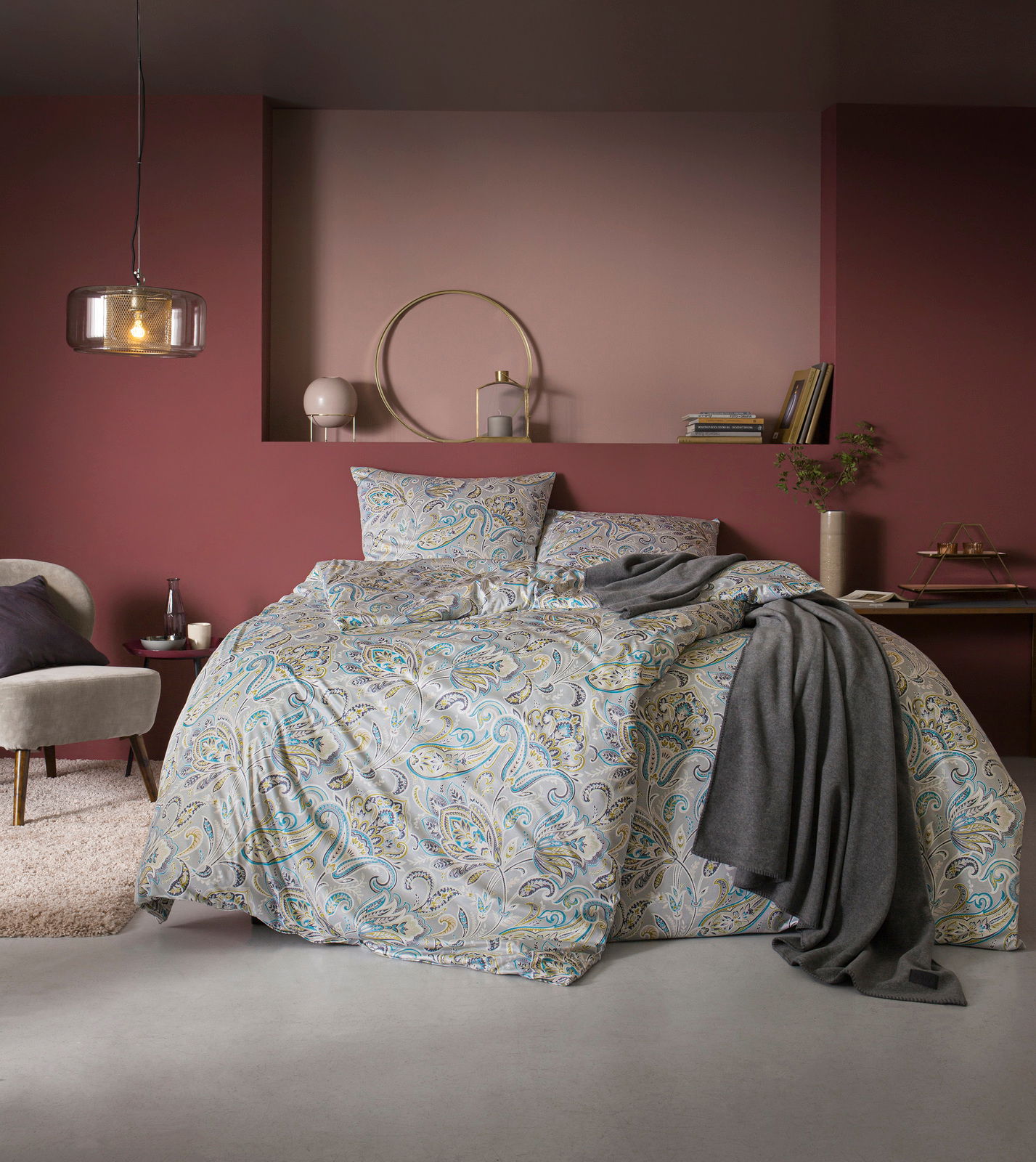 Bettwäsche-Set in einem stilvollen Schlafzimmer mit floralen Mustern in sanften Farben, frontal aufgenommen.