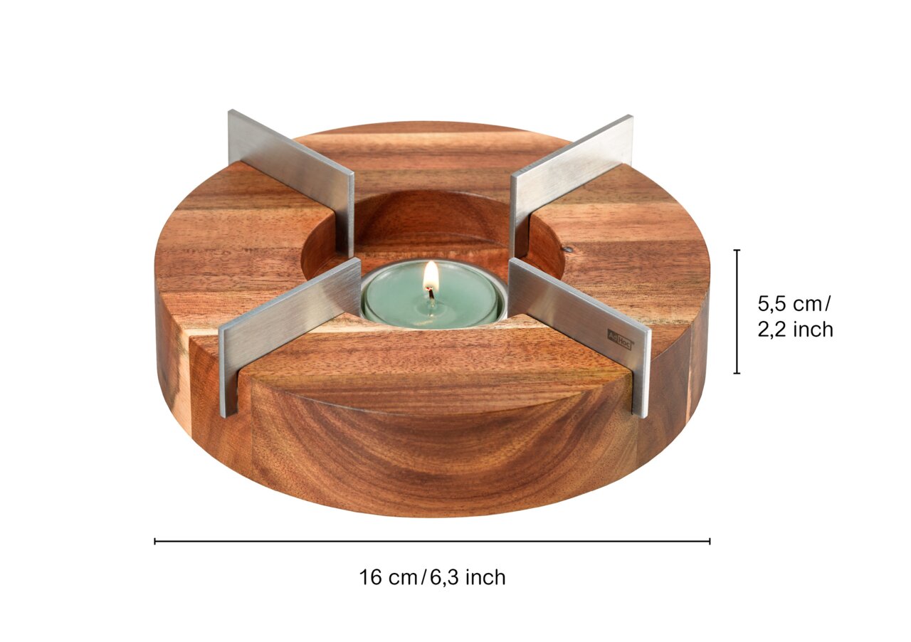 Houten theelichtjeshouder en serviesverwarmer met roestvrijstalen beugels, zijaanzicht, met brandend theelichtje in het midden, afmetingen: 16 cm diameter en 5,5 cm hoogte.