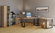 Modern eingerichtetes Büro mit L-förmigem Schreibtisch in Holzoptik, schwarzen Metallgestellen, Rollcontainer und geräumigen Aktenschränken, aus schräger Frontperspektive gezeigt.