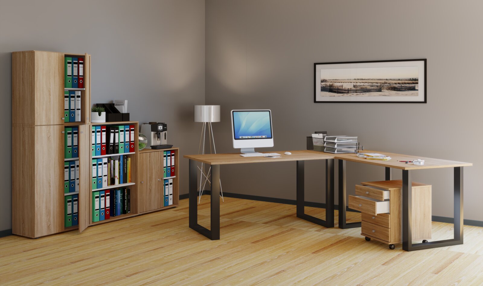 Modern eingerichtetes Büro mit L-förmigem Schreibtisch in Holzoptik, schwarzen Metallgestellen, Rollcontainer und geräumigen Aktenschränken, aus schräger Frontperspektive gezeigt.