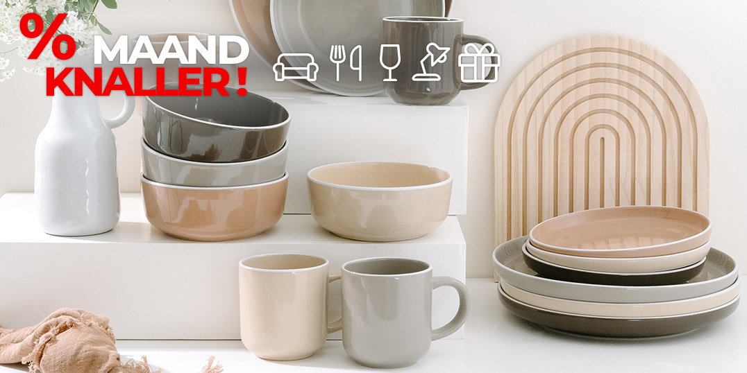 Maandknaller: Modern servies in beige, grijs en zwart met mokken, borden en kommen decoratief opgesteld.