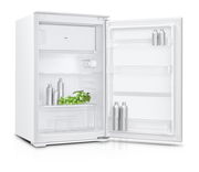 Offener Kühlschrank mit mehreren Fächern, gefüllt mit silbernen Flaschen und einem Bündel grüner Trauben, aus einer leicht seitlichen Perspektive.