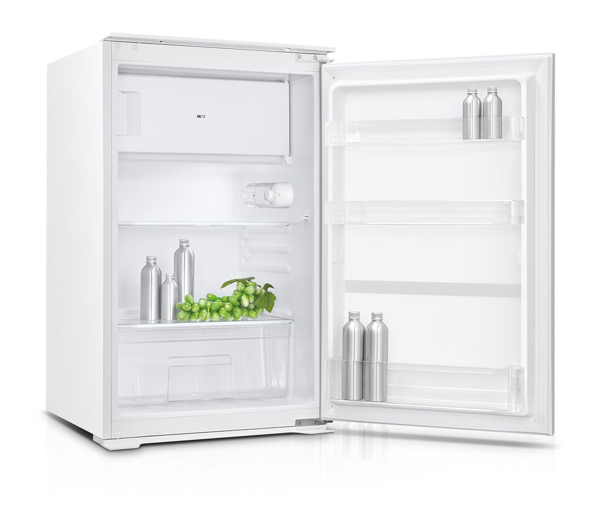 Offener Kühlschrank mit mehreren Fächern, gefüllt mit silbernen Flaschen und einem Bündel grüner Trauben, aus einer leicht seitlichen Perspektive.