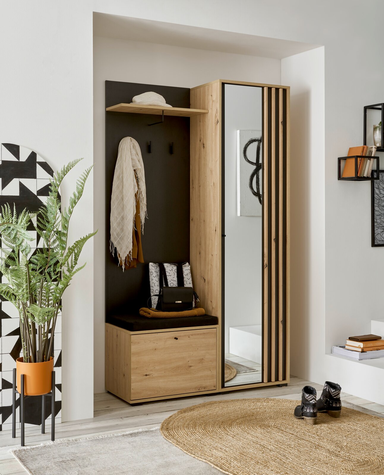 Kompakt-Garderobe aus Holz mit Spiegel, Haken und Sitzbank, frontal fotografiert.