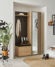 Kompakt-Garderobe aus Holz mit Spiegel, Haken und Sitzbank, frontal fotografiert.
