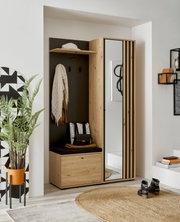 Compacte houten kapstok met spiegel, haken en zitbank, gefotografeerd van voren.