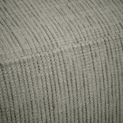 Nahaufnahme eines strukturierten, grauen Stoffes mit parallelen Linien, perspektivisch von der Seite aufgenommen.