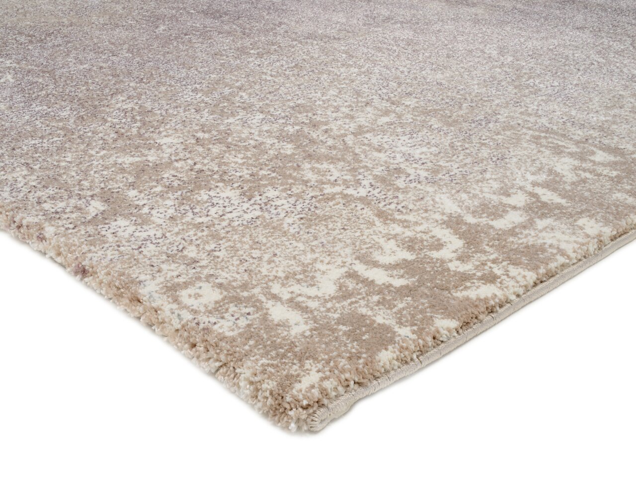 Designer Teppich in Nahaufnahme, beige und cremefarbenes Muster, perspektivisch von der Seite fotografiert