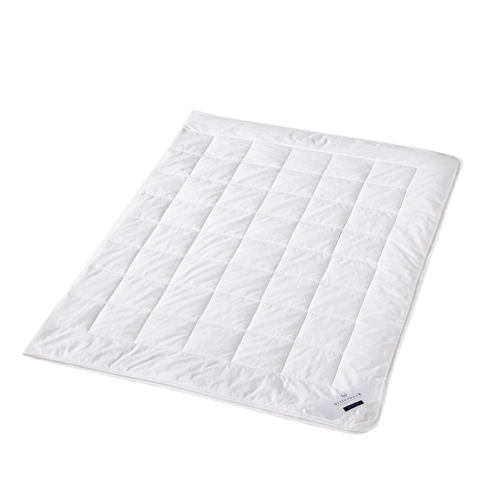 billerbeck Faserdecke UNO ANTIGUA Weiße Faserdecke in schräger Draufsicht mit gestepptem Muster