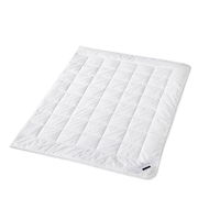 Weiße Faserdecke in schräger Draufsicht mit gestepptem Muster