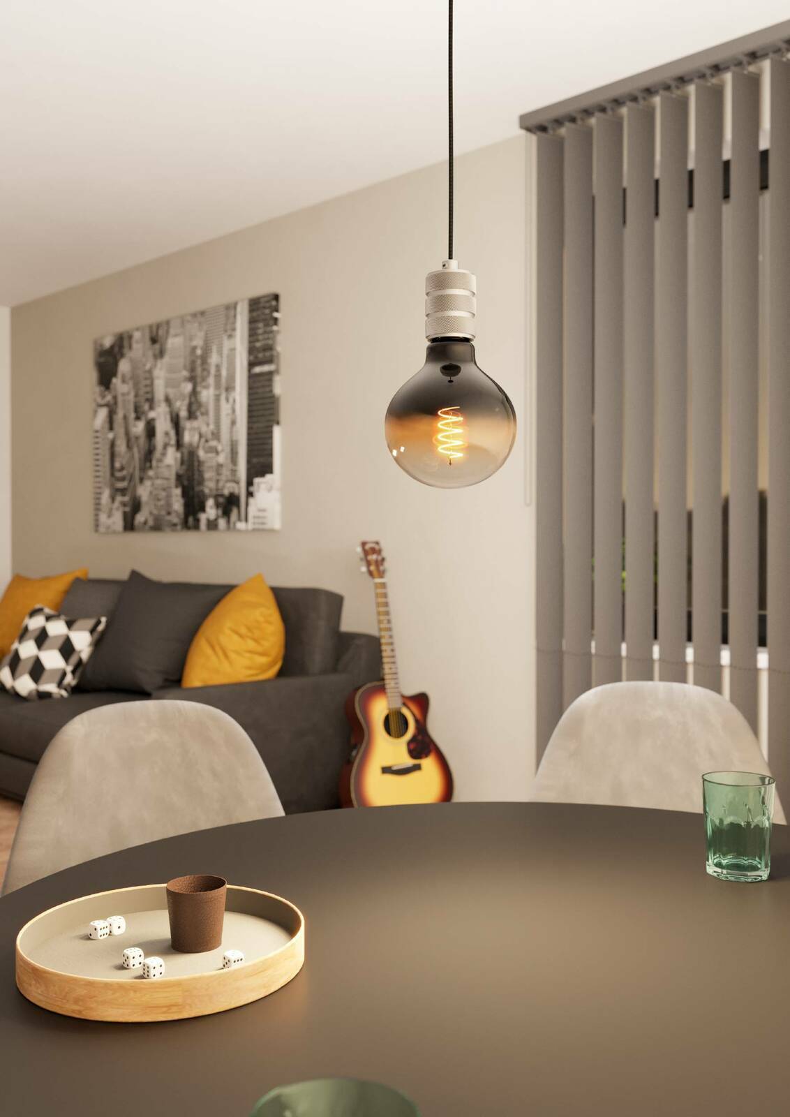 Moderne Pendelleuchte YORTH in einem stilvollen Wohnzimmer, im Vordergrund ein runder Tisch mit Würfeln und einem Becher, im Hintergrund ein Sofa mit Kissen und eine Gitarre. Perspektive von unten auf die Lampe.