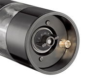 Nahaufnahme der Unterseite einer Pfeffer- und Salzmühle mit sichtbarem Mahlwerk und LED-Licht.