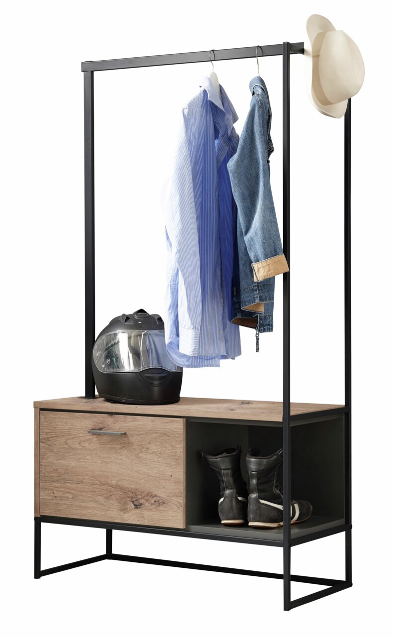 Moderne Garderobe mit schwarzem Metallrahmen, Holzablage, Kleiderstange mit Hemd und Jacke, Helm und Stiefel. Perspektive: seitlich.