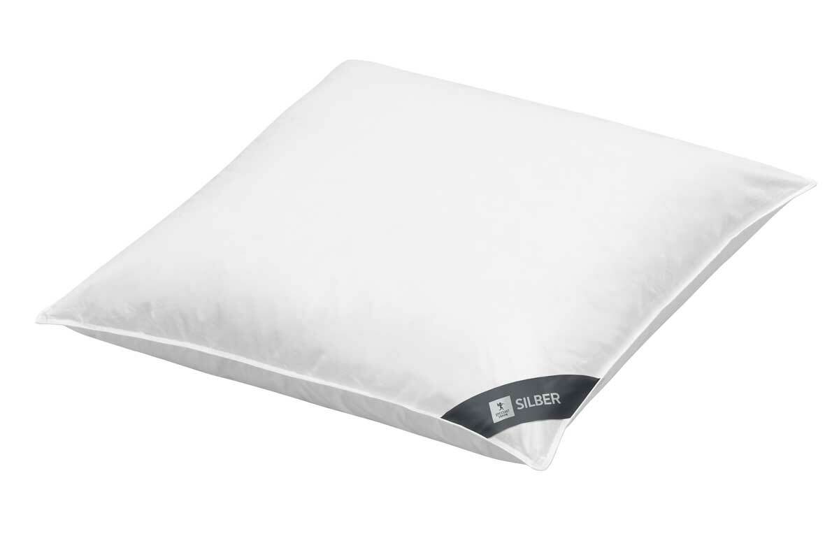Spessarttraum Kissen SILBER Weißes Kopfkissen Spessarttraum SILBER in 80x80cm, schräg von oben fotografiert