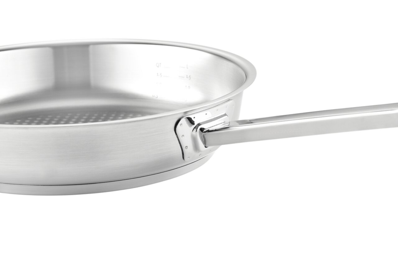 Fissler Pfanne 28 cm Original-Profi-Collection Edelstahlpfanne mit langem Griff, seitliche Perspektive