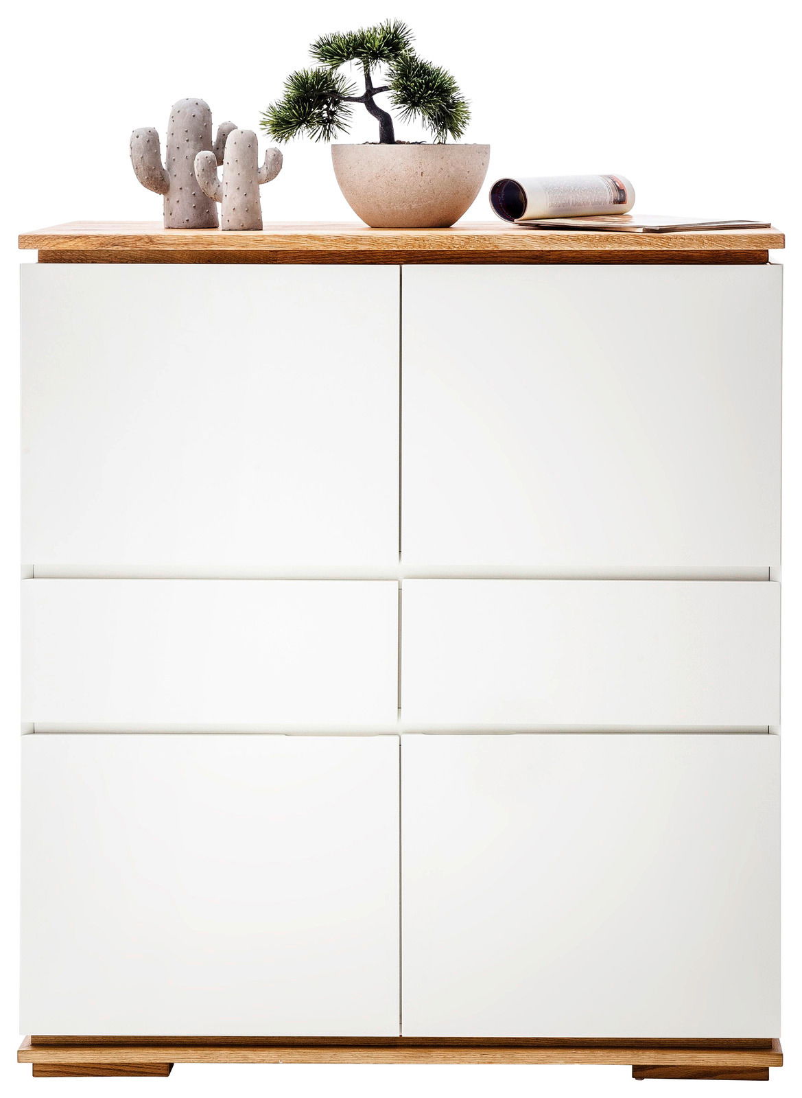 Frontansicht eines modernen Highboards mit weißer Oberfläche und Holzdetails, dekoriert mit einem kleinen Kaktus und einer Pflanze in einer Schale.
