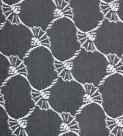 Nahaufnahme eines grauen Ösenvorhangs mit weißem, kreisförmigem Muster.