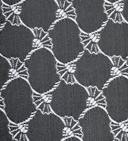 Nahaufnahme eines grauen Ösenvorhangs mit weißem, kreisförmigem Muster.