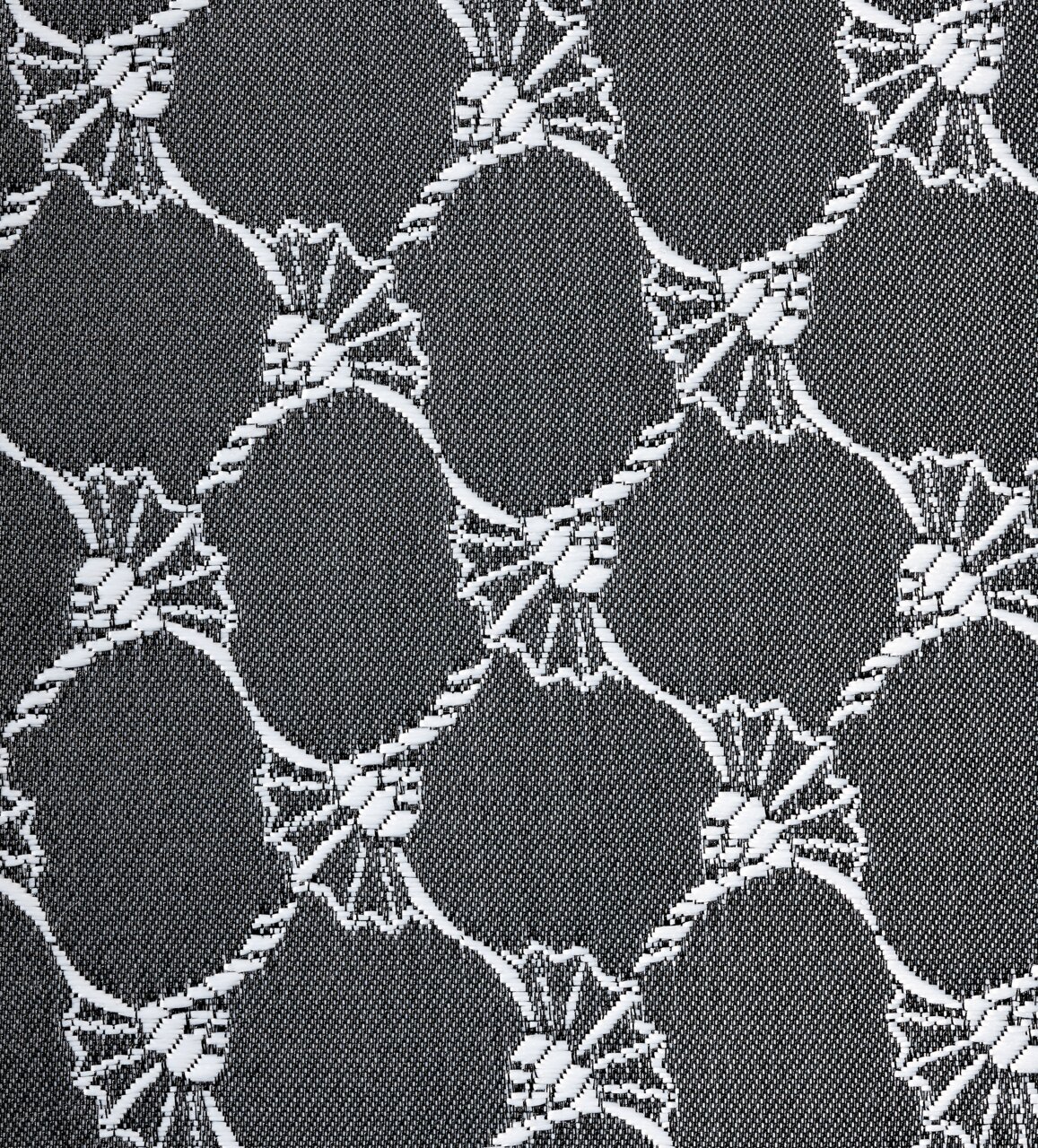 Nahaufnahme eines grauen Ösenvorhangs mit weißem, kreisförmigem Muster.