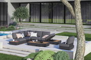 Moderne Outdoor-Lounge mit grauen Sitzmöbeln und Kaffeetischen auf einer Terrasse, umgeben von grüner Landschaft. Perspektive von schräg oben.