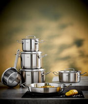 Topfset Original-Profi 5-tlg. aus Edelstahl, bestehend aus mehreren Töpfen und Pfannen, auf einer Küchenarbeitsplatte präsentiert. Perspektive: seitlich von vorne.