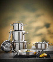 Topfset Original-Profi 5-tlg. aus Edelstahl, bestehend aus mehreren Töpfen und Pfannen, auf einer Küchenarbeitsplatte präsentiert. Perspektive: seitlich von vorne.