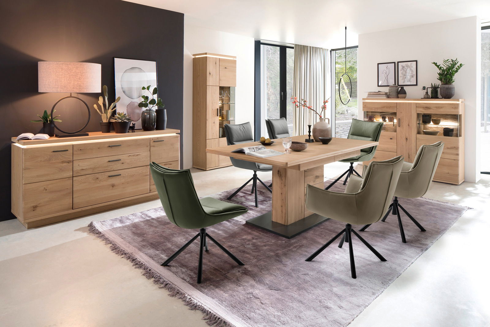 Esszimmer mit modernem Holztisch und grünen Stühlen, seitliche Perspektive