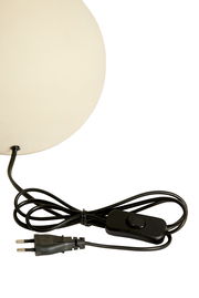 Nahaufnahme eines weißen Lampenfußes mit schwarzem Kabel und Schalter, seitliche Perspektive