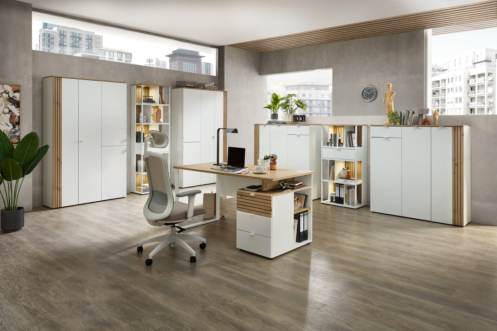 Moderne Büromöbel in einem hellen Raum mit Schreibtisch, Bürostuhl und mehreren Schränken, seitliche Perspektive