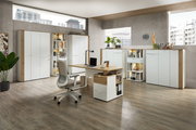Moderne Büromöbel in einem hellen Raum mit Schreibtisch, Bürostuhl und mehreren Schränken, seitliche Perspektive