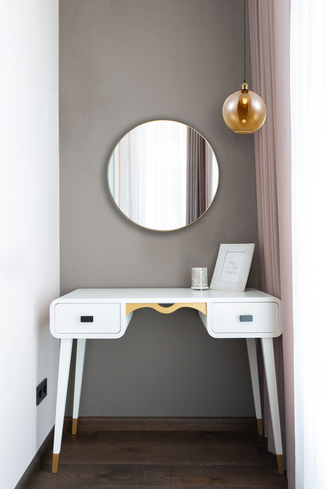 Runder Wandspiegel der Serie ESRA über einem weißen Schreibtisch mit goldenen Akzenten, seitliche Perspektive.