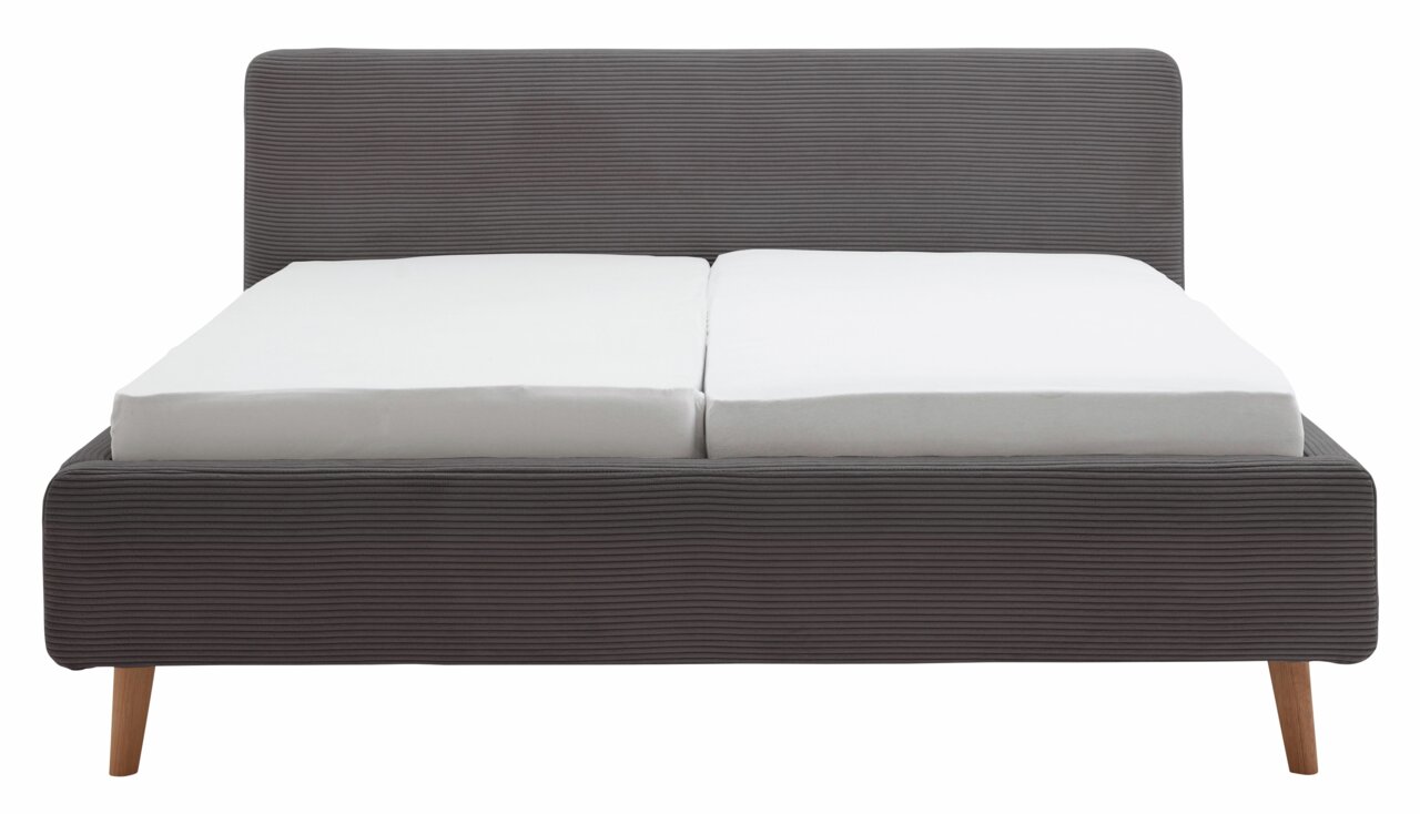 Frontale Ansicht eines grauen Polsterbettgestells mit Holzbeinen und zwei weißen Matratzen.