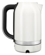 Weißer Wasserkocher mit schwarzem Griff, seitliche Ansicht