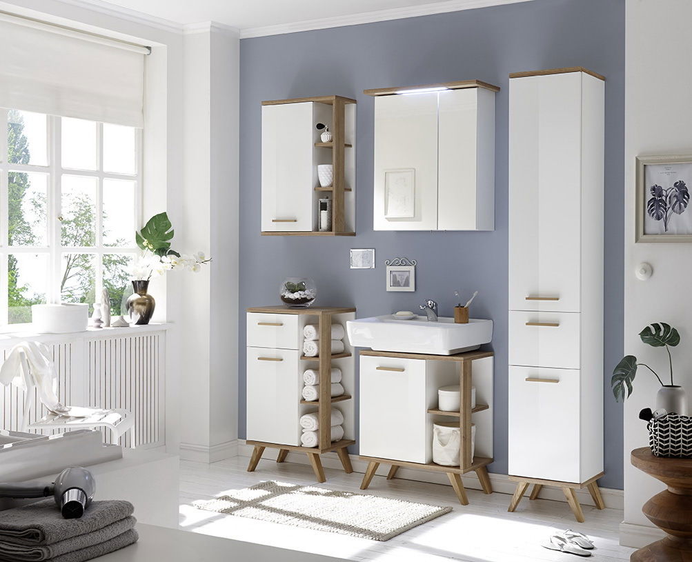 Moderner Spiegelschrank in einem stilvollen Badezimmer, frontal betrachtet, mit weißem und holzfarbenem Design.