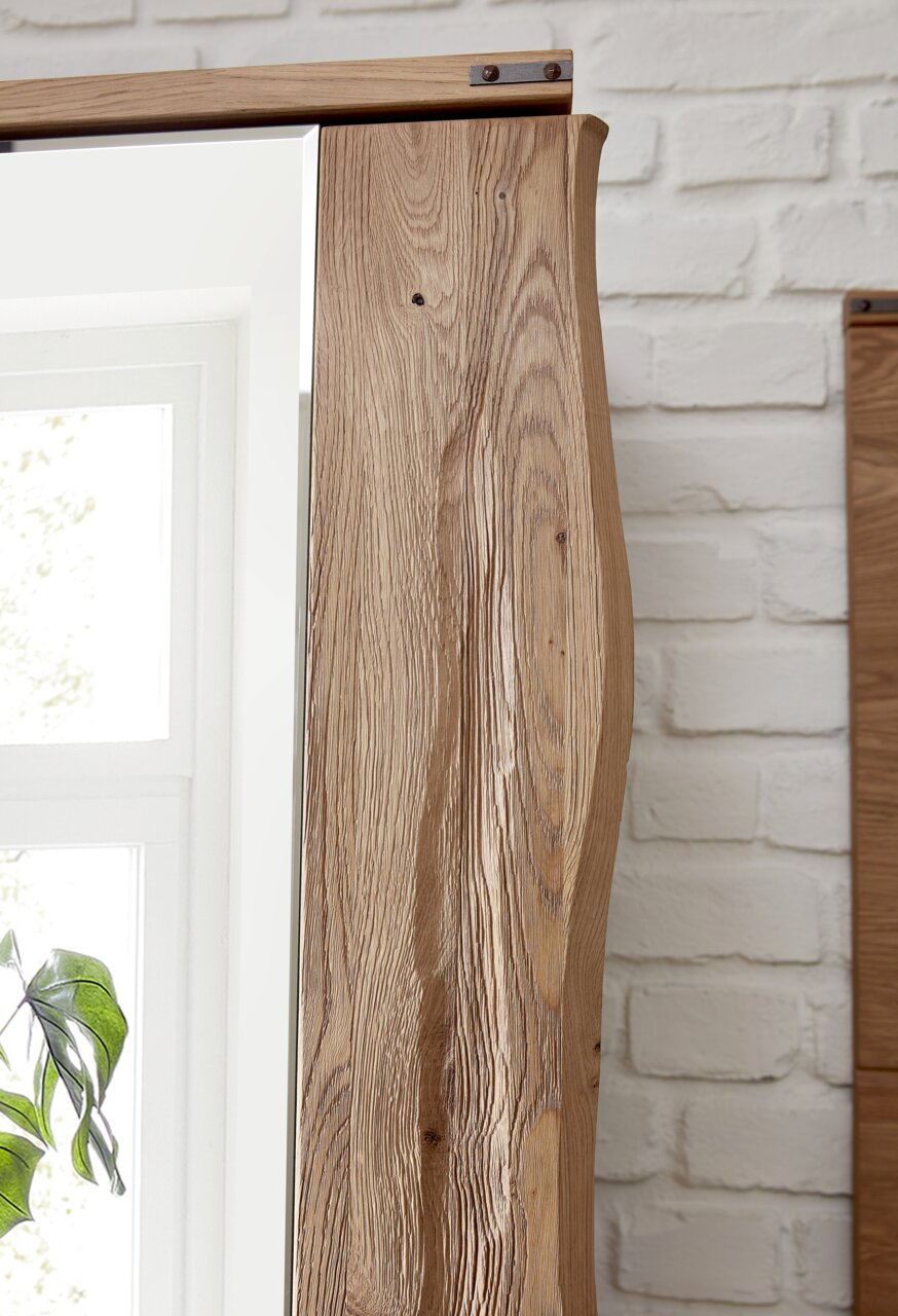 Nahaufnahme eines Garderobenschranks aus Holz mit sichtbarer Maserung, seitliche Perspektive