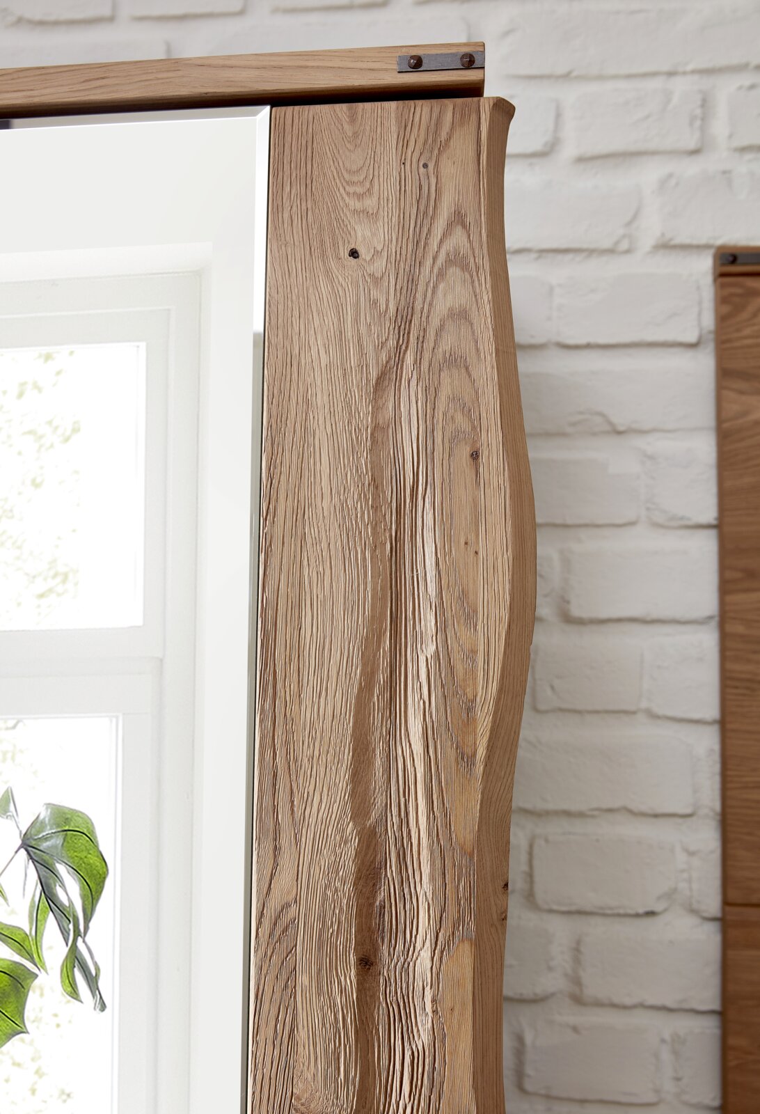 Nahaufnahme eines Garderobenschranks aus Holz mit sichtbarer Maserung, seitliche Perspektive