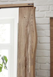 Nahaufnahme eines Garderobenschranks aus Holz mit sichtbarer Maserung, seitliche Perspektive