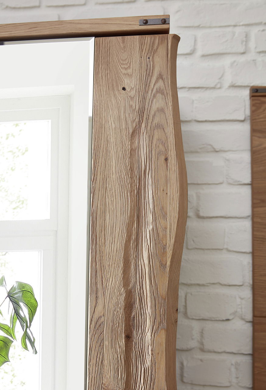 Nahaufnahme eines Garderobenschranks aus Holz mit sichtbarer Maserung, seitliche Perspektive