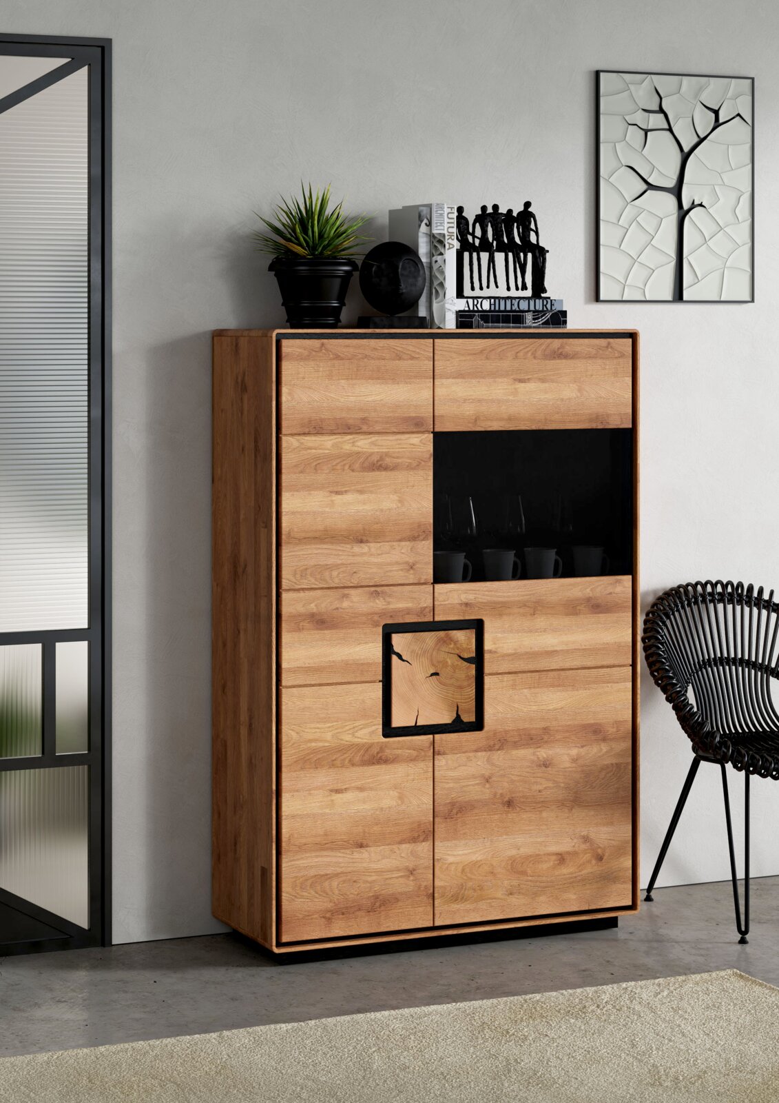 Landscape Highboard II BRIXEN Modernes Highboard aus Holzoptik mit schwarzem Glaseinsatz und markantem quadratischem Griffdetail, frontal leicht von links fotografiert, dekoriert mit Pflanze und Büchern in einem Wohnraum.