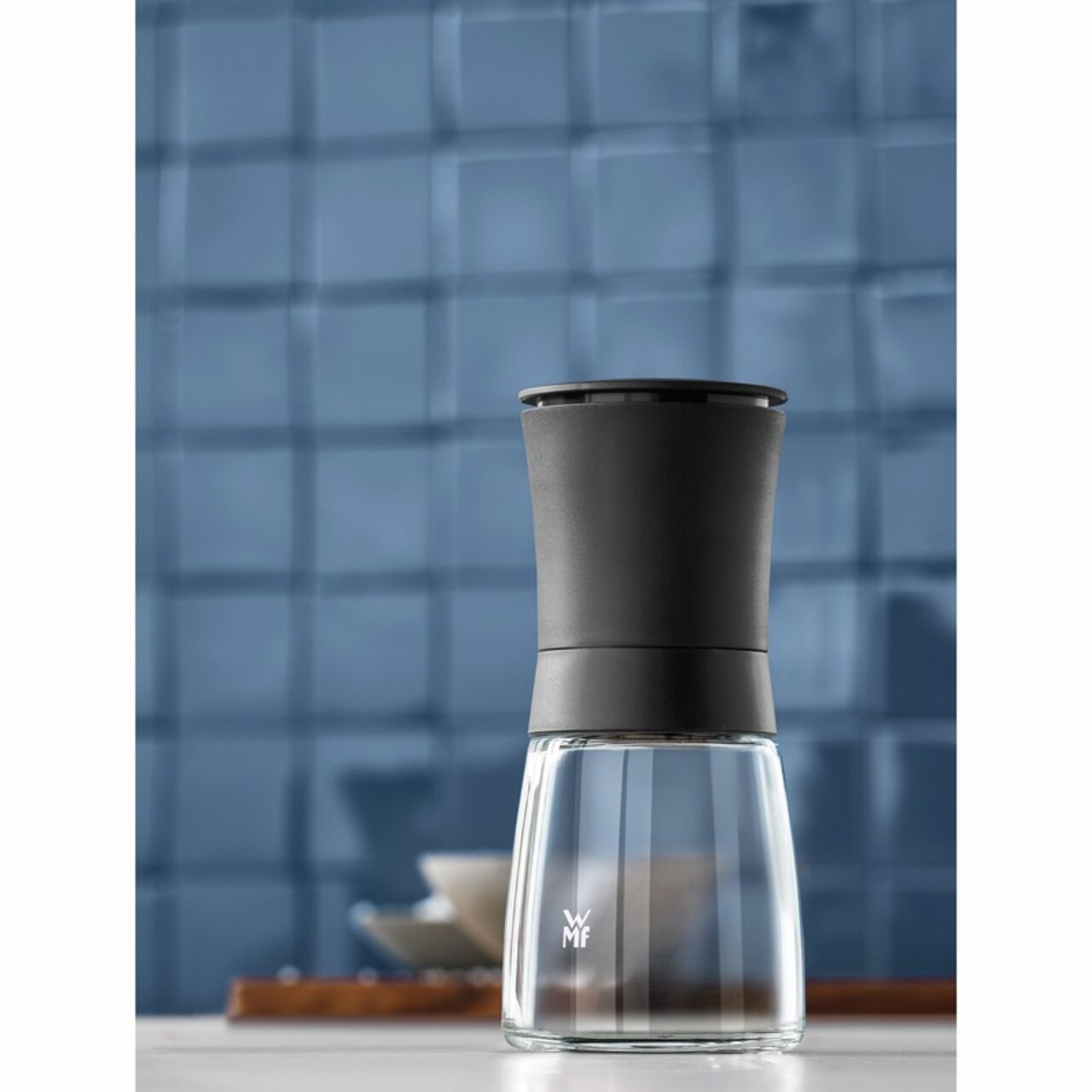 Gewürzmühle TREND in modernem Design, seitliche Perspektive, vor blauem Hintergrund.