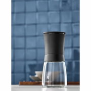 Gewürzmühle TREND in modernem Design, seitliche Perspektive, vor blauem Hintergrund.